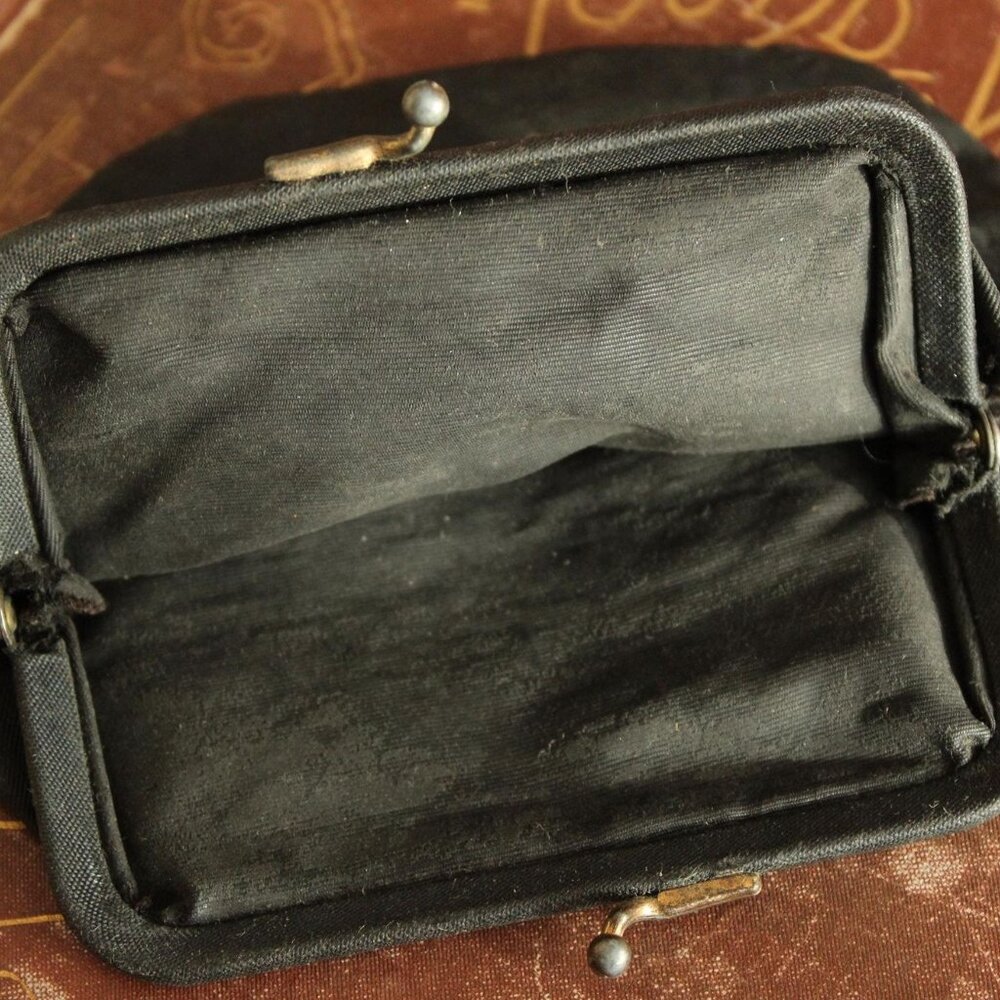 Vintage 1940s Coin Purse, Black Moire Taffeta Clutch Or Makeup Bag, Kiss Clasp - Picture 8 of 13